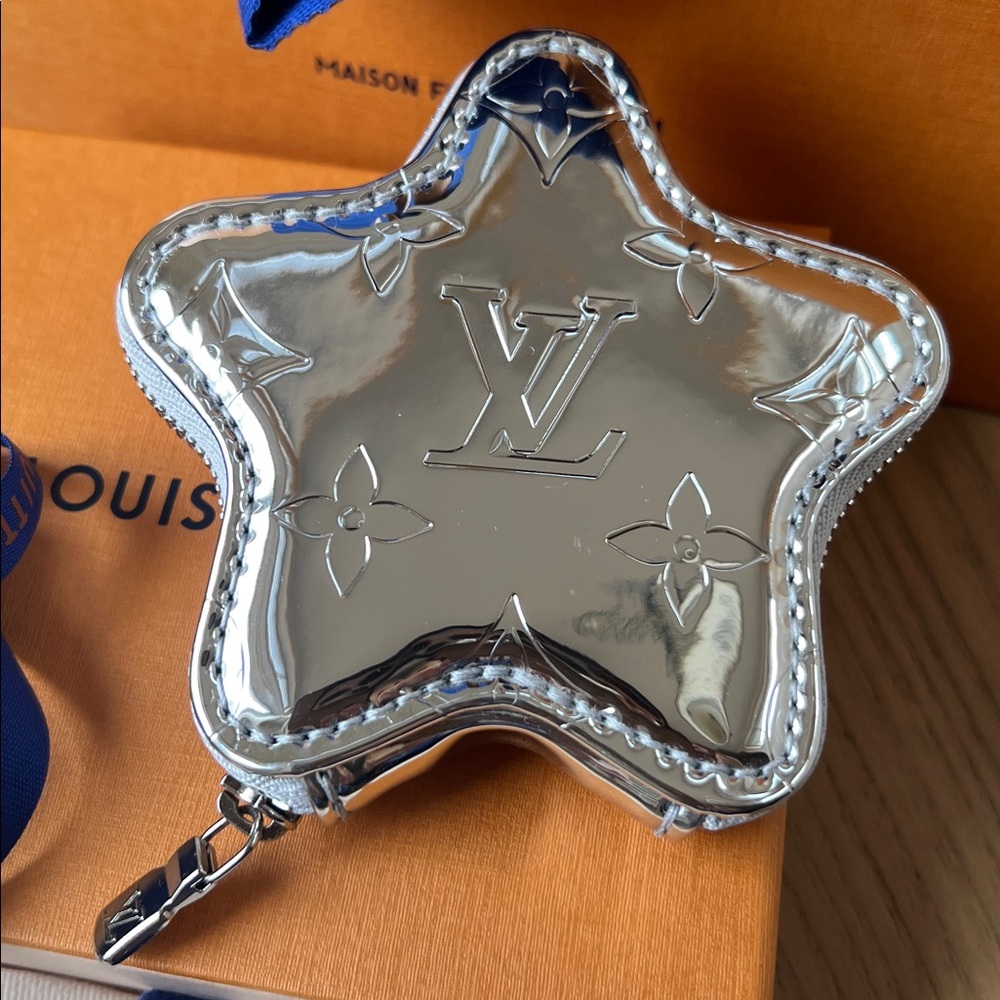 Louis Vuitton Spark Coin Purse Silver Mirror Charm ⭐️ New Ski Collection - Picture 3 of 9
